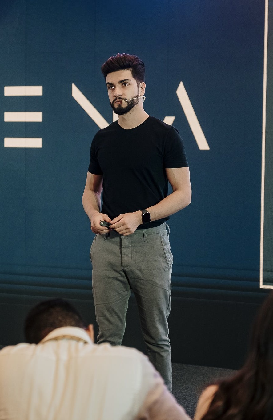 Mateus Dias apresentando no palco